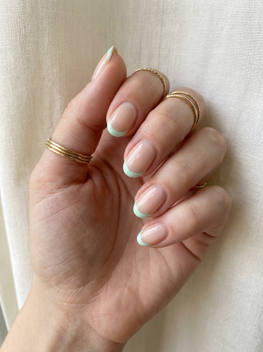 Mint French Nails mit weichen pastellgrünen French Tips